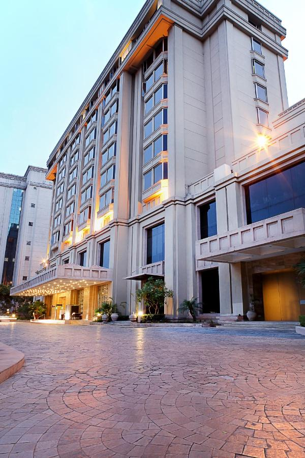 Shangri-La Eros New Delhi hotel exterior at night